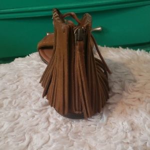Minnetonka Shoes - Minnetonka Leather Fringe Sandal size 8 Minnetonka Shoes - Minnetonka Leather Fringe Sandal size 8